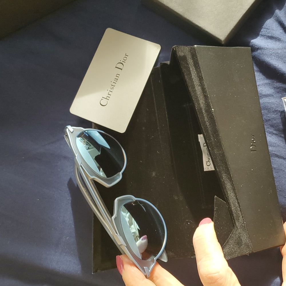 NIB Dior sunglasses In Case With Wiping Cloth And Authentication Card - Picture 12 of 14